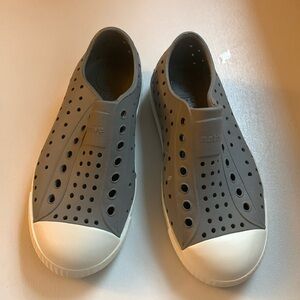 Native Jefferson kids shoes, size C12, grey